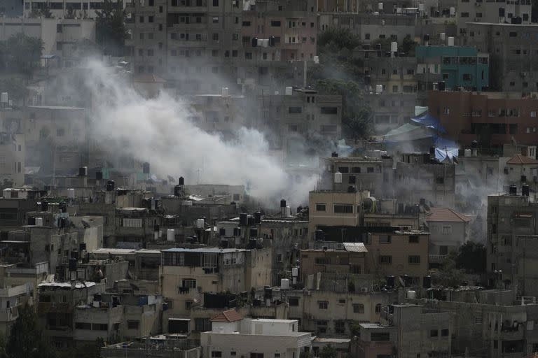 Columnas de humo se alzan durante una redada de las fuerzas militares israelíes en Nur Shams, Cisjordania, el jueves 19 de octubre de 2023. (AP Foto/Majdi Mohammed)