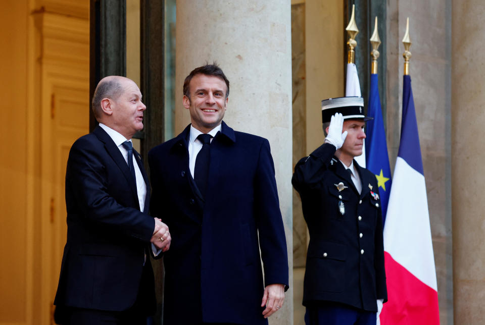 Olaf Scholz (links) und Emmanuel Macron (Mitte). (Bild: REUTERS/Gonzalo Fuentes)