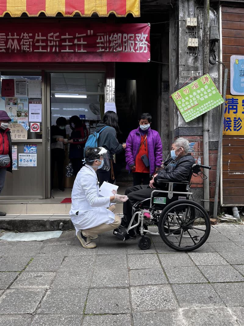 醫師直接走出診間，幫坐在輪椅上的病患看診。（圖／翻攝自爆廢公社）