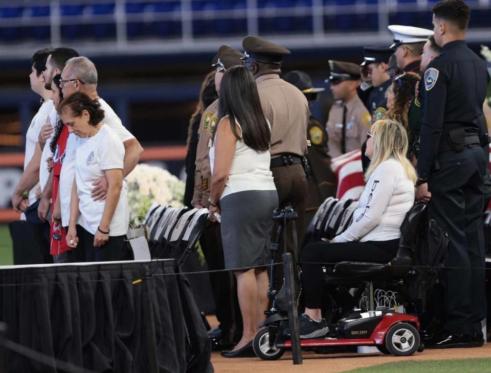 Los familiares del detective César Echaverry el miércoles 24 de agosto de 2022 en la ceremonia de honor fúnebre organizada por el Departamento de Policía de Miami-Dade.