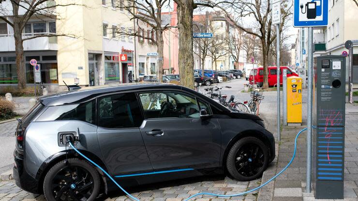 Die Münchener haben schon seit 2013 mit dem i3 ein Elektroauto auf dem Markt, doch bislang nur als Nischengeschäft. Nun sollen die Stromautos in die Masse. Foto: dpa