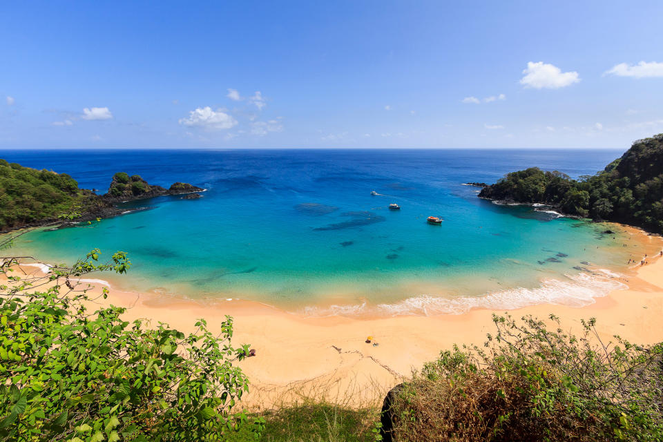 <p>Abgelegen und umgeben von den Bäumen und Felsen der kleinen Insel Fernando de Noronha, ist der Baía do Sancho besonders etwas für diejenigen, die Ruhe mögen. Die geschützte Bucht mit ihrer bunten Pflanzen- und Tierwelt eignet sich außerdem hervorragend zum Schnorcheln.<br>(Bild: Getty Images) </p>