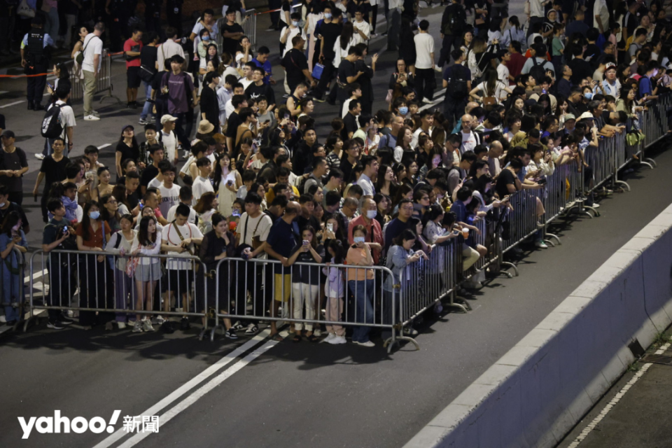 警方封鎖了一段梳士巴利道，讓遊人在車路上觀賞。