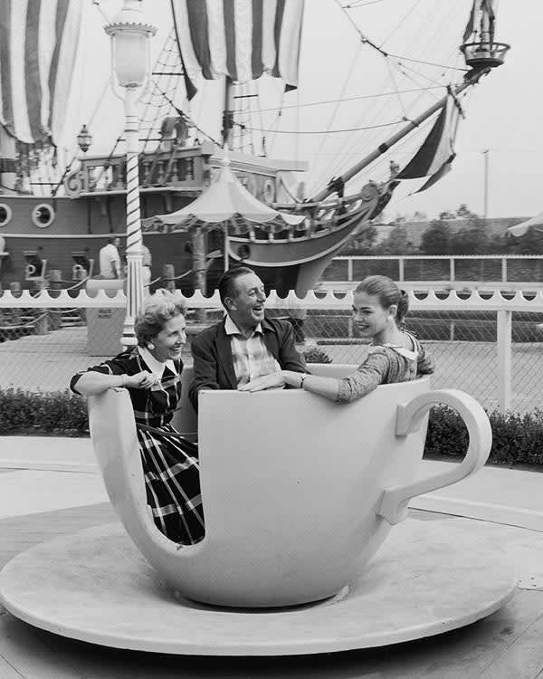 Walt Disney con su mujer y su hija mayor 