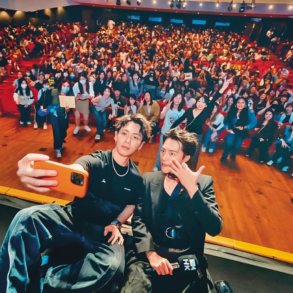 《黑的教育》入選香港國際電影節，放映時座無虛席，柯震東（前排左）也親自出席與觀眾見面。（翻攝自柯震東IG）
