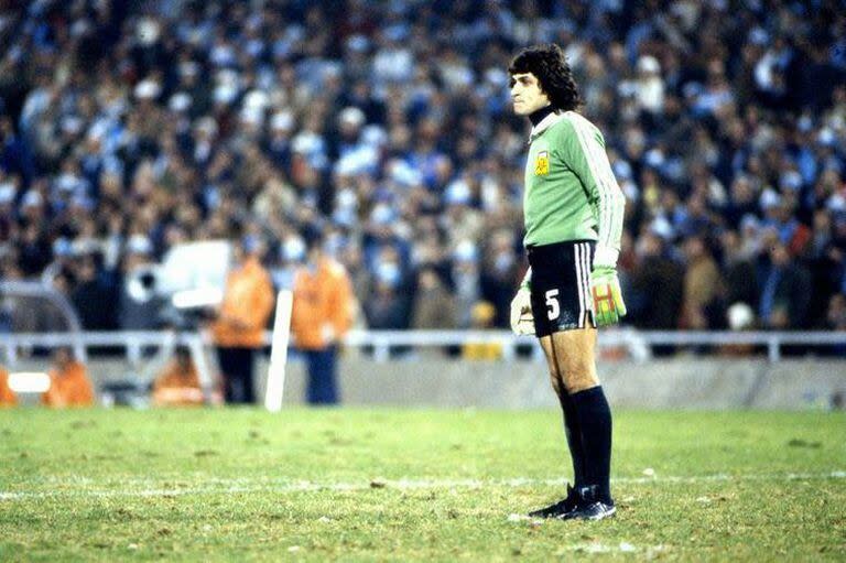 Ubaldo Fillol, con la camiseta número 