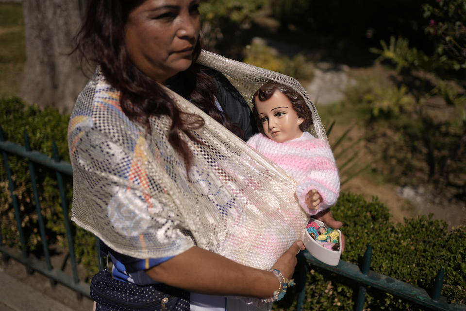 Una mujer lleva una figura del Niño Dios durante las celebraciones del Día de la Candelaria en la alcaldia Xochimilco de la Ciudad de México, el jueves 2 de febrero de 2023. En todo México en esta fecha, numerosos devotos católicos visten figuras que representan a Jesucristo recién nacido y las llevan a la iglesia para que las bendigan. (AP Foto/Eduardo Verdugo)