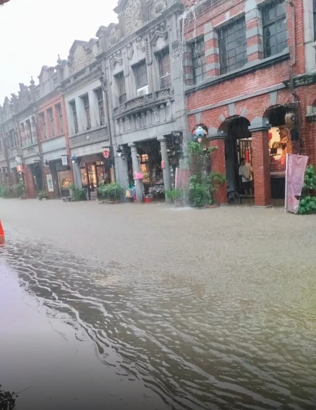 三峽老街積水，周遭店家苦不堪言   圖：擷取自臉書「記者爆料網」