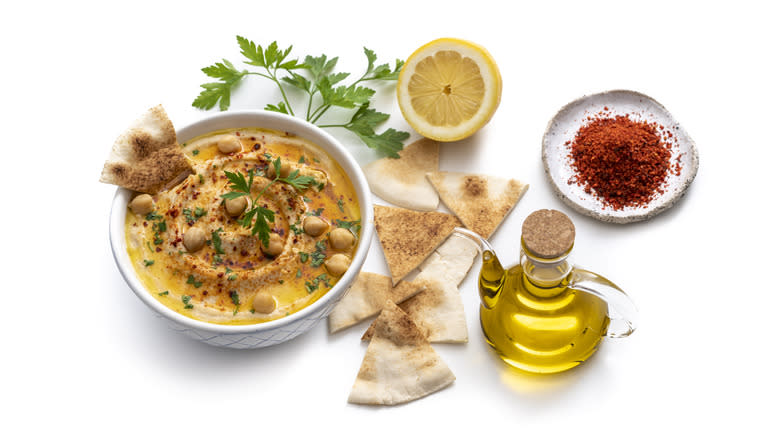 Hummus with pita, olive oil, lemon