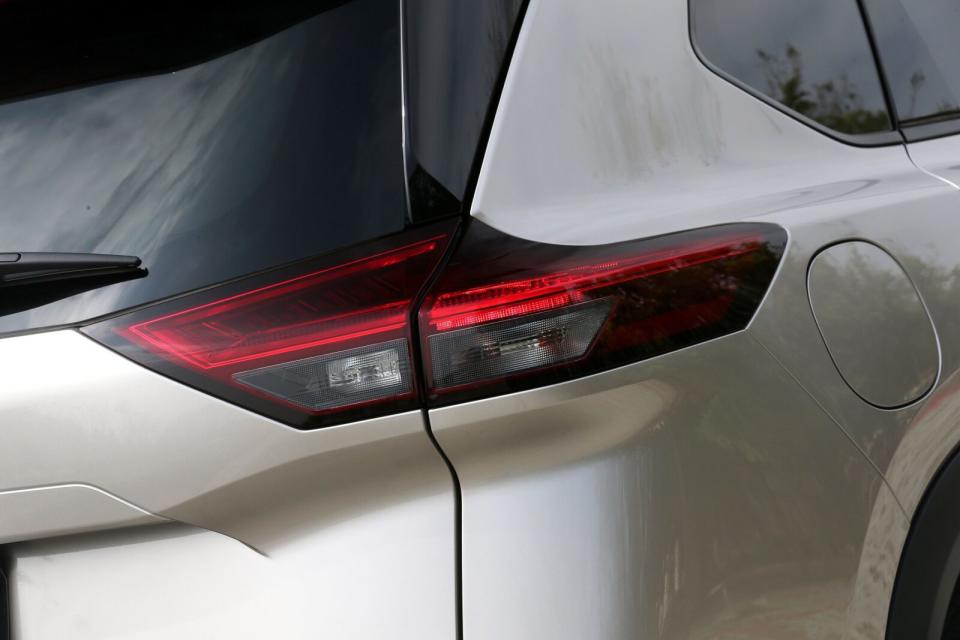採燻黑處理的3D LED光流尾燈則是車尾的視覺焦點，尤其內部類ㄈ字形的LED導光條更是絢麗搶眼。