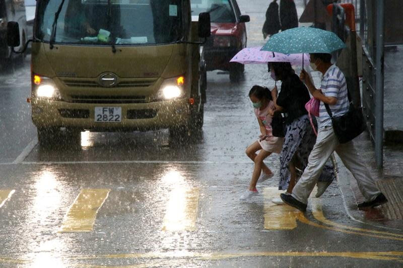 天文台指，一個雷雨區會在未來一兩小時影響本港。(資料圖片)