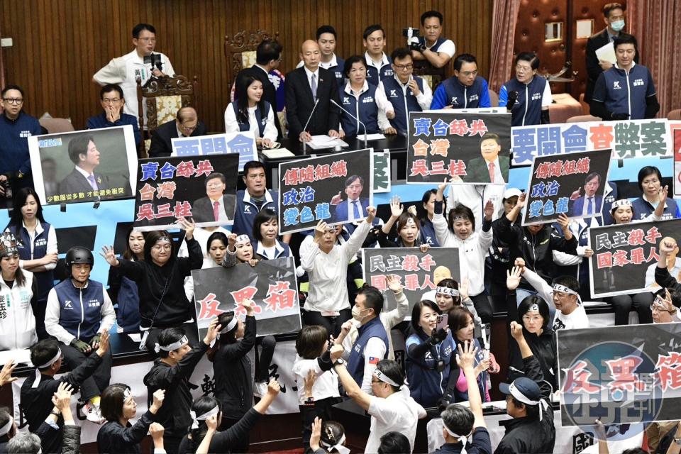 藍綠白今在議場內再度上演激烈攻防，藍白狂喊要改革，綠營主張反黑箱、要求實質討論法案內容。