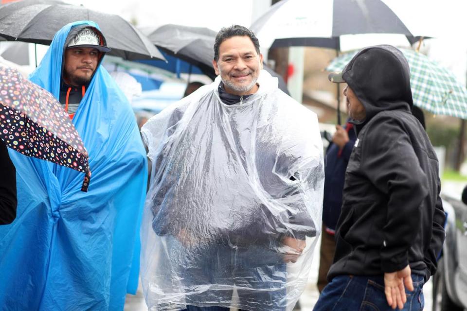 Con un poncho transparente para protegerse de la lluvia, Dimas Cañas, quien vive en Stockton, esperaba pacientemente votar por primera vez en Fresno de forma presencial el domingo 4 de febrero del 2024 en el Consulado de El Salvador en Fresno.