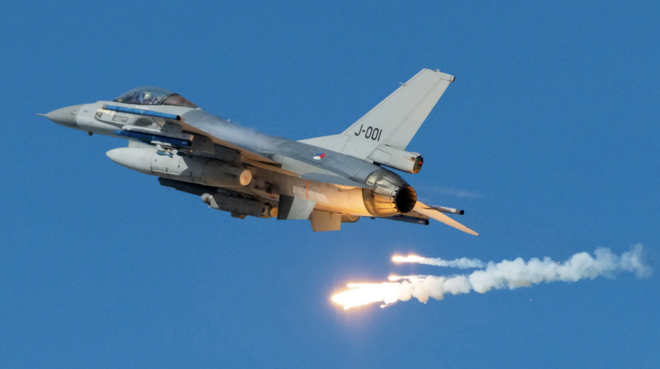 A Royal Netherlands Air Force F-16AM drops flares. <em>Royal Netherlands Air Force</em>