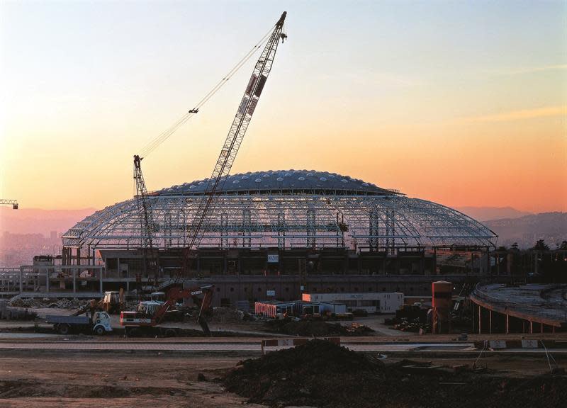 <p>De entre los más de cien proyectos contruídos por Arata Isozaki están el Palau Sant Jordi, diseñado en 1992 en Barcelona, España; el Team Disney Building, en Florida; el Centro Cultural de Shenzhen, en China; y el Pala Alpitour, en Turín, Italia. En la imagen se puede apreciar la construcción del Palau Sant Jordi, en Barcelona, España. Foto: Facilitada por la Fundación Hyatt del Palau Sant Jordi. </p>