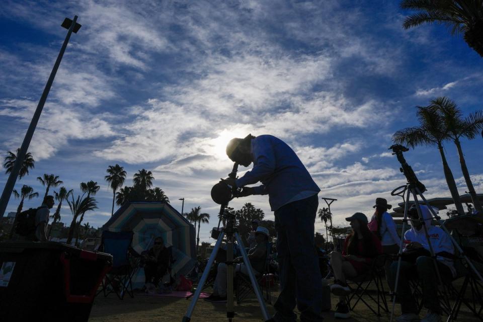 Amateur astronomers prepare to watch a total solar eclipse in Mazatlan, Mexico.<span class="copyright">Fernando Llano—AP</span>