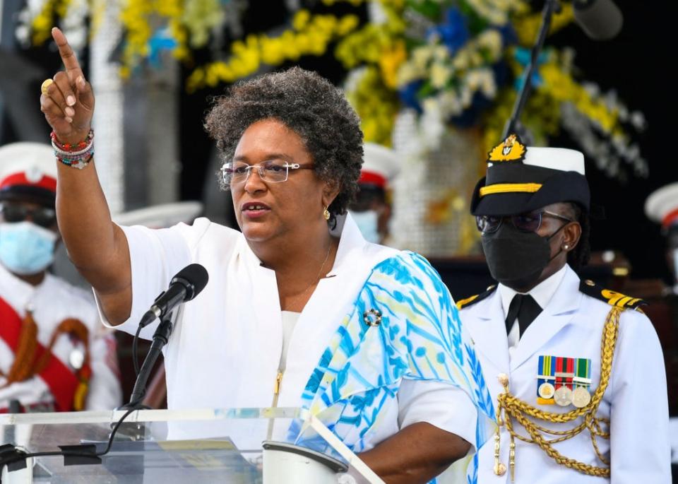 Mia Mottley hablando en la Plaza de los Héroes en Bridgetown, Barbados (AFP vía Getty)