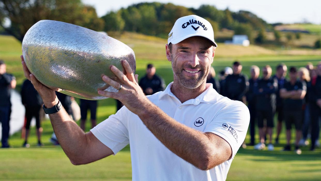  Oliver Wilson lifting the 2022 Made in Himmerland trophy 