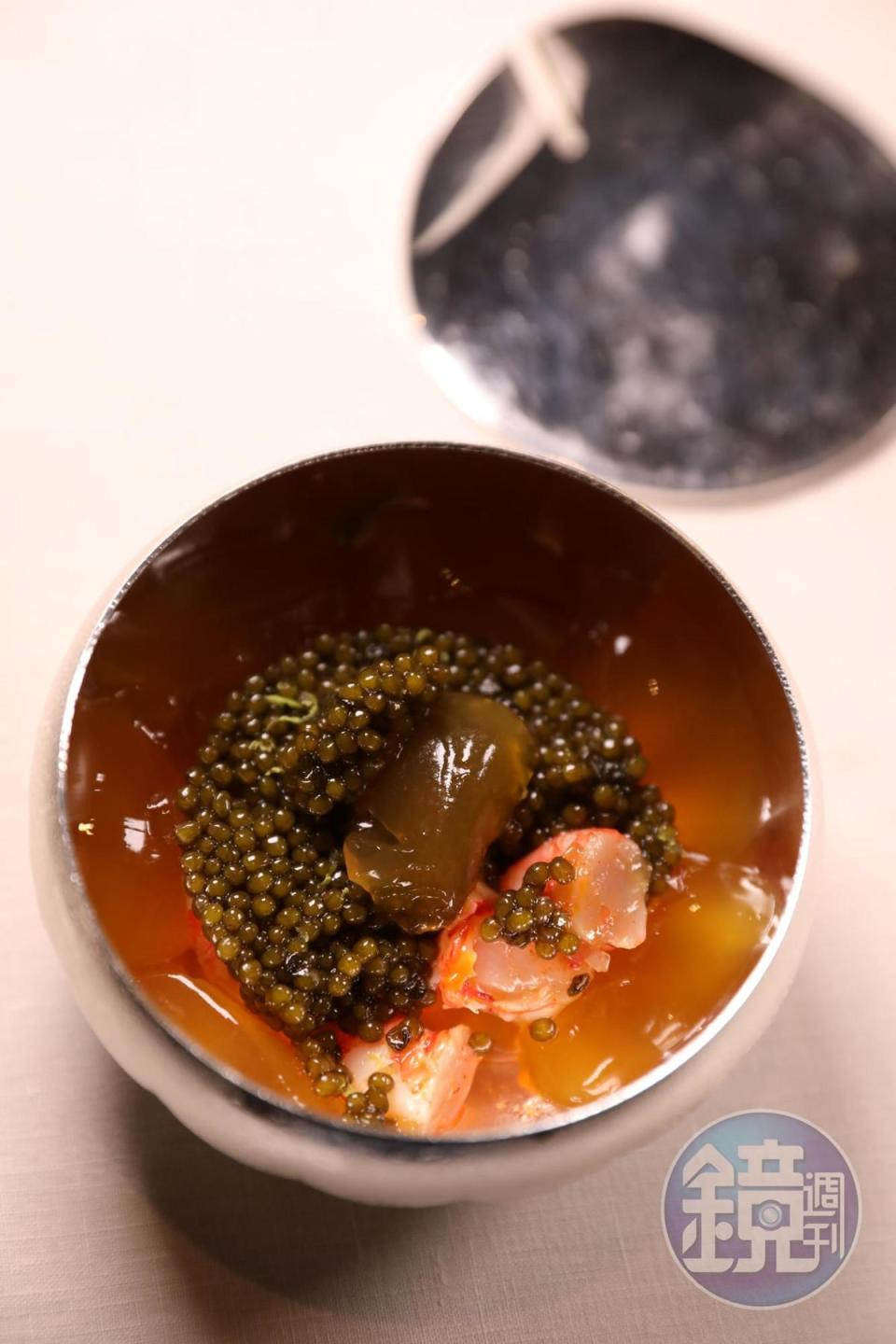 「地中海紅蝦凍、金魚子醬」採用中國千島湖專為杜卡斯餐廳養殖的魚製作的黃金魚子醬，是大師的經典作品之一。（澳門幣998元／份，約NT$3,776）