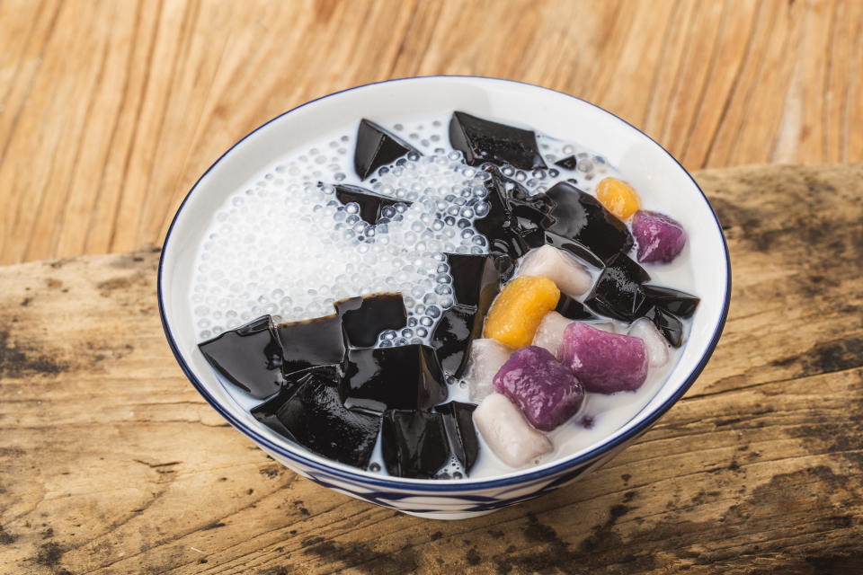 A bowl of Chinese herbal fruit traditional sweetsï¼ŒGrass jelly, 