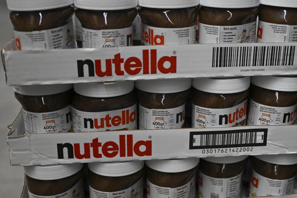 Le kilo de Nutella à 40 euros, le faux bon plan d’Auchan, mais vrai cas de « shrinkflation » (Photo de pots de Nutella)