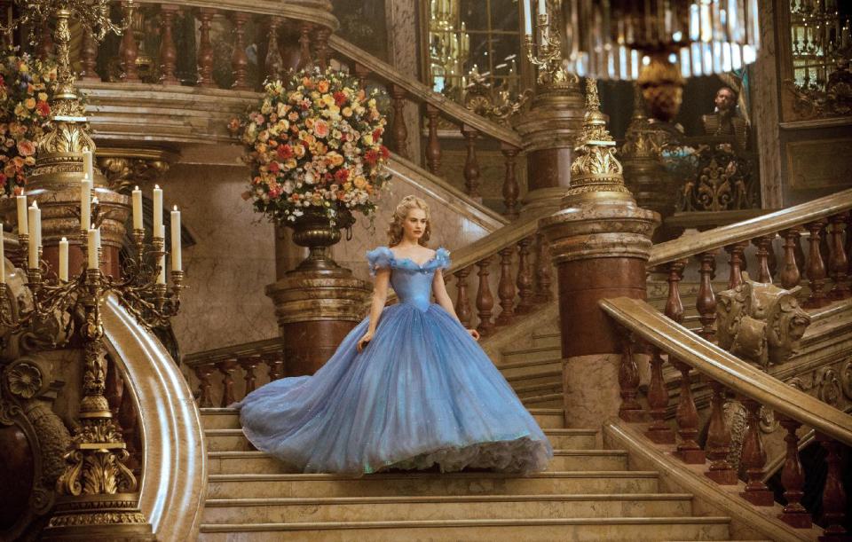 Esta imagen cedida por Disney muestra a Lily James como Cenicienta en el largometraje inspirado por el cuento clásico del mismo nombre. (Foto AP/Disney, Jonathan Olley)