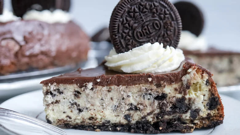 Oreo cheesecake with chocolate frosting