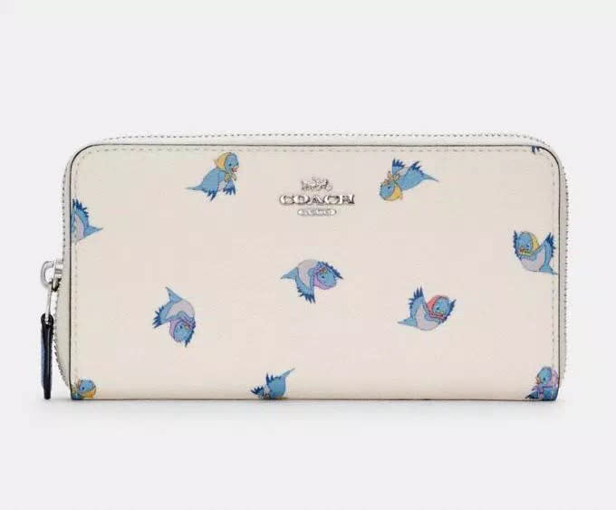 Cartera tipo acordeón Disney X Coach con cremallera y las aves de Cenicienta. Imagen vía Coach Outlet.