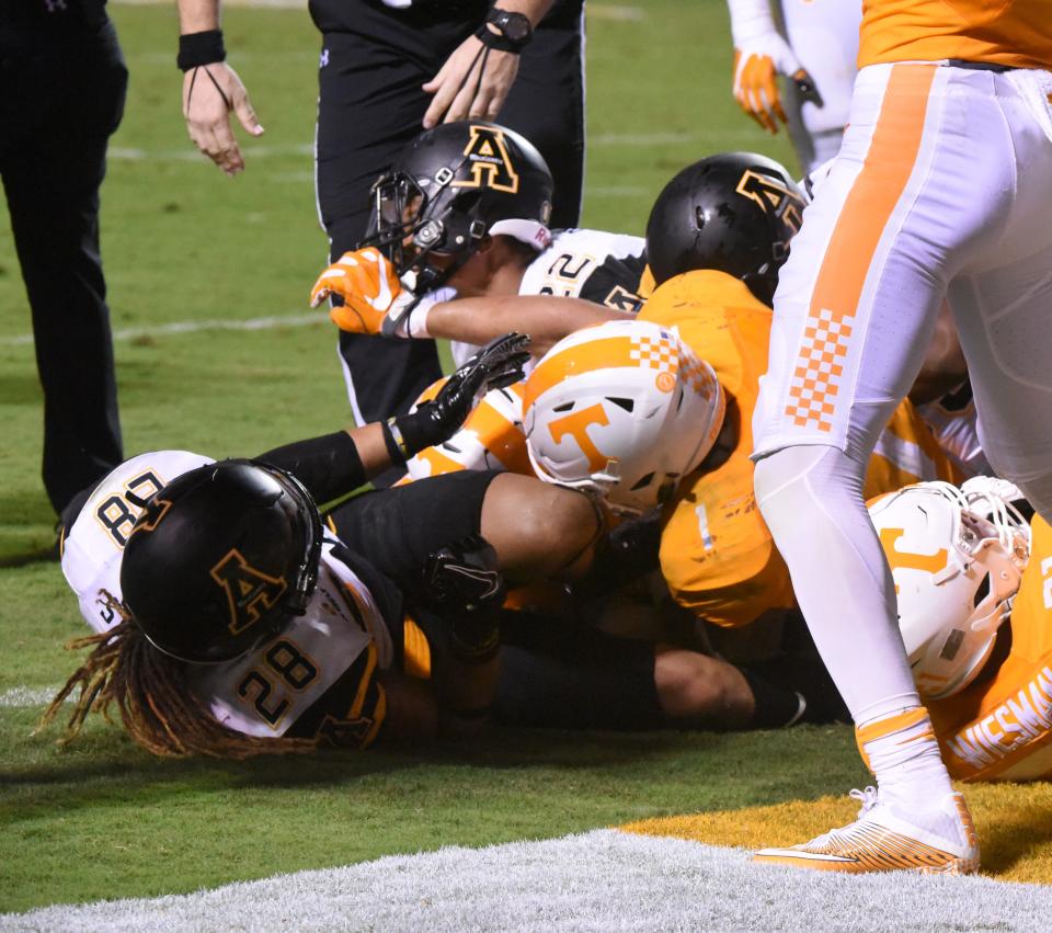 Tennessee running back Jalen Hurd (1) recovers a Josh Dobbs fumble to score and beat Appalachian State 20-13 in overtime Sept. 1, 2016.