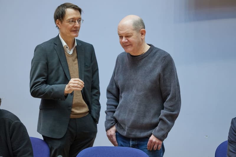 Bundesgesundheitsminister Karl Lauterbach (l.) und Bundeskanzler Olaf Scholz treffen im Willy-Brand-Haus ein, um eine nichtöffentliche Sitzung des SPD-Vorstands fortzusetzen.  Jörg Carstensen/dpa