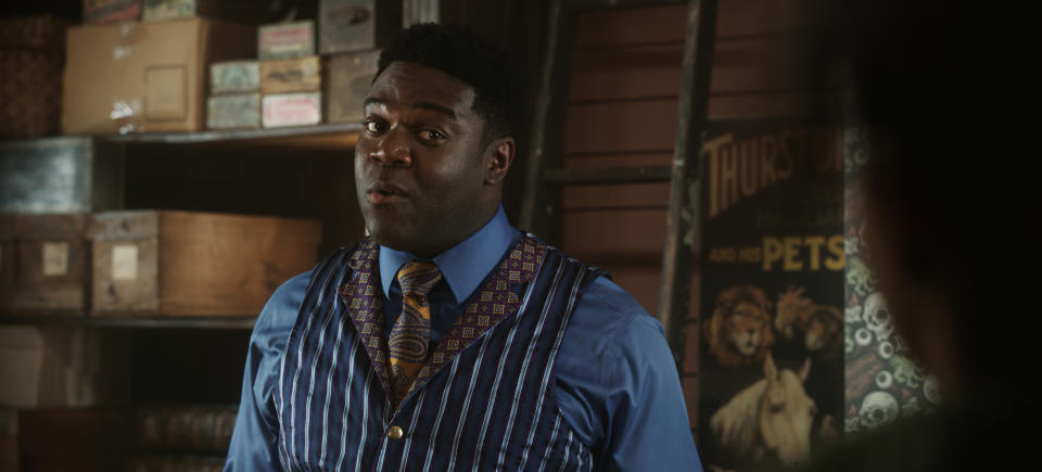 Sam Richardson como Gilbert en la película de acción en vivo HOCUS POCUS 2 de Disney, exclusivamente en Disney+.  Foto cortesía de Disney Enterprises, Inc. © 2022 Disney Enterprises, Inc. Todos los derechos reservados.