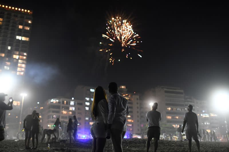 Una pareja celebra la víspera de Año Nuevo en la playa de Copacabana en Río de Janeiro