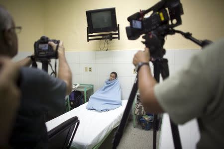 Jenisley Dias, 23, talks to members of the media as she rests before giving birth at the Ana Betancourt de Mora Hospital in Camaguey, Cuba, June 19, 2015. The World Health Organization on Tuesday declared Cuba the first country in the world to eliminate the transmission of HIV and syphilis from mother to child. Picture taken June 19, 2015. REUTERS/Alexandre Meneghini