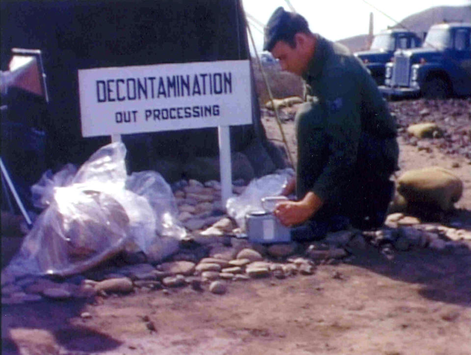 Un soldado trabaja en la descontaminación de Palomares. (AP Photo/National Archive Record Administration, Washington D.C., File)