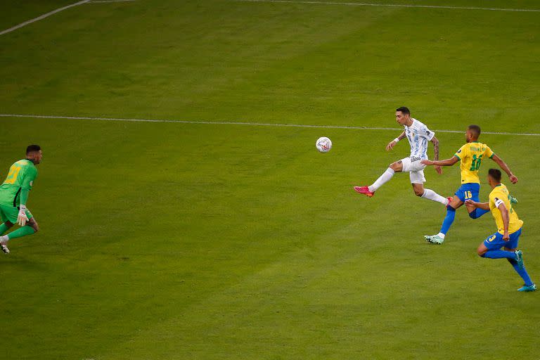 La definición de Angel Di María para el 1 a 0 frente a Brasil, en la Copa América 2021