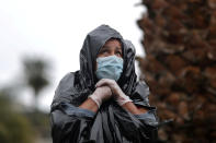 Juana Gómez confiesa que no puede pagar el alquiler ni dar de comer a sus seis hijos después de que marido perdiera su puesto de trabajo por culpa del coronavirus. Está a la espera de recibir comida gratis, en Los Ángeles, California. (REUTERS/Lucy Nicholson)