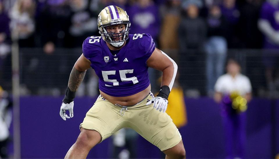 Washington's Troy Fautanu blocks against Cal.