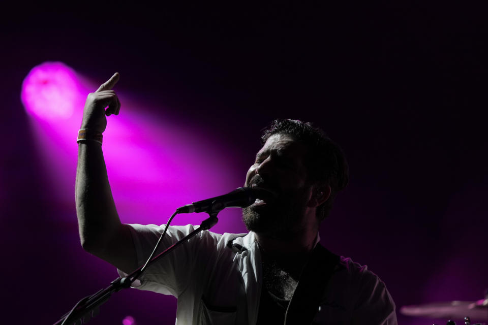 Yannis Philippakis de Foals durante su concierto en el festival Corona Capital en la Ciudad de México el 19 de noviembre de 2022. (Foto AP/Eduardo Verdugo)