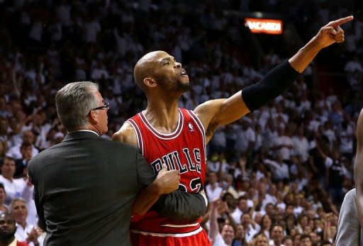 La NBA aplicó este viernes fuertes multas al alero de los Chicago Bulls Taj Gibson y el base de los New York Knicks J.R. Smith, por incidentes separados en los partidos de sus respectivos equipos en los playoffs por las semifinales de la Conferencia Este. (AFP/GETTY IMAGES | Mike Ehrmann)