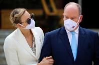 Alors que le couple semblait s’éloigner, le confinement aurait été bénéfique pour le prince Albert et Charlene de Monaco. En décembre 2019, la maman de Jacques et Gabriella assume même son "<em>air triste"</em> sur les photos officielles du Palais princier. "<em>Eh bien, il est parfois difficile de sourire</em>, affirme-t-elle au magazine sud-africain <em>Huisgenoot</em>. […] <em>J’ai le privilège d’avoir cette vie, mais ma famille et mes amis restés en Afrique du Sud me manquent et je suis souvent triste car je ne peux pas toujours être là pour eux.</em>" Six mois plus tard, alors que le prince Albert a vaincu le coronavirus et qu’il a pu retrouver sa famille au domaine de Rocagel, son épouse lui déclare sa flamme pour la fête des pères. "<em>Si Albert Ie était le prince explorateur et le prince Rainier III, le prince bâtisseur, Albert II est le prince des cœurs… de mon cœur"</em>, écrit-elle sur le compte Instagram de sa fondation PCMF South Africa. Une nouvelle manière de faire taire les rumeurs et de réaffirmer la solidité du couple qui règne sur le Rocher. <em>(Photo by VALERY HACHE/AFP via Getty Images)</em>