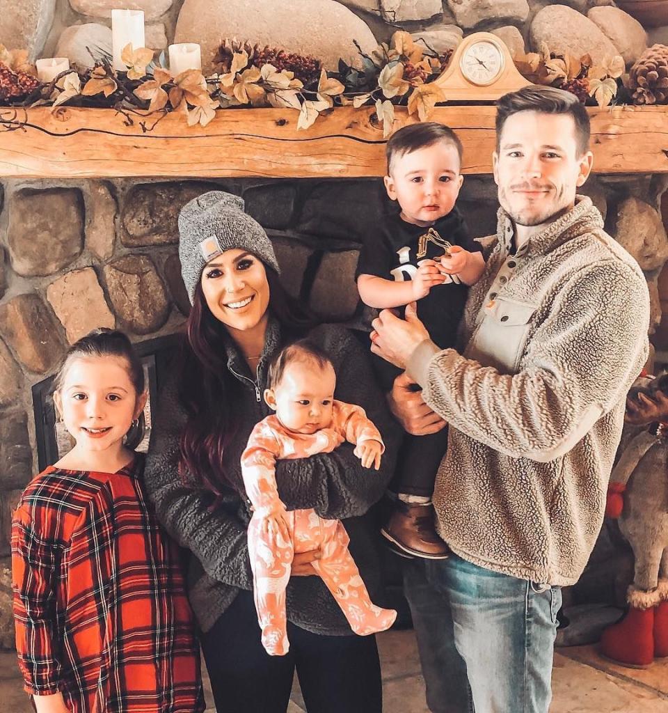 Chelsea Houska and family pose for a photo