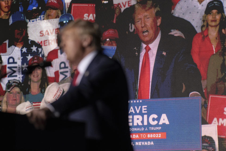 El expresidente Donald Trump habla durante un mitin en el aeropuerto Minden-Tahoe en Minden, Nevada, el 8 de octubre de 2022. (Bridget Bennett/The New York Times).