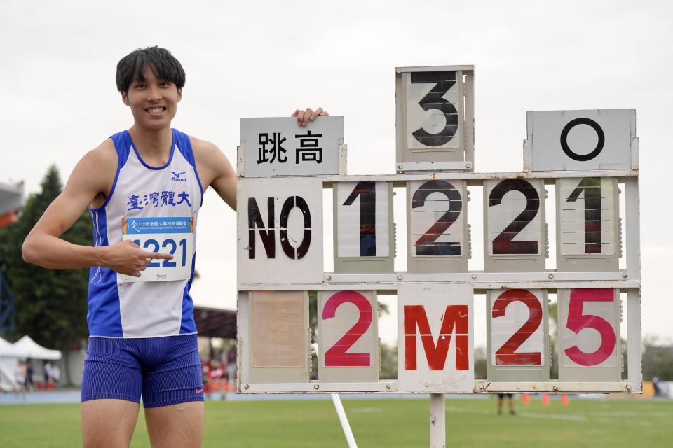 112年全國大專校院運動會田徑公開男生組跳高決賽，台灣體大的傅兆玄今天（9日）以2公尺25的成績摘金，打破大會紀錄2公尺21，並且達到杭州亞運參賽標準。（李宇政攝）