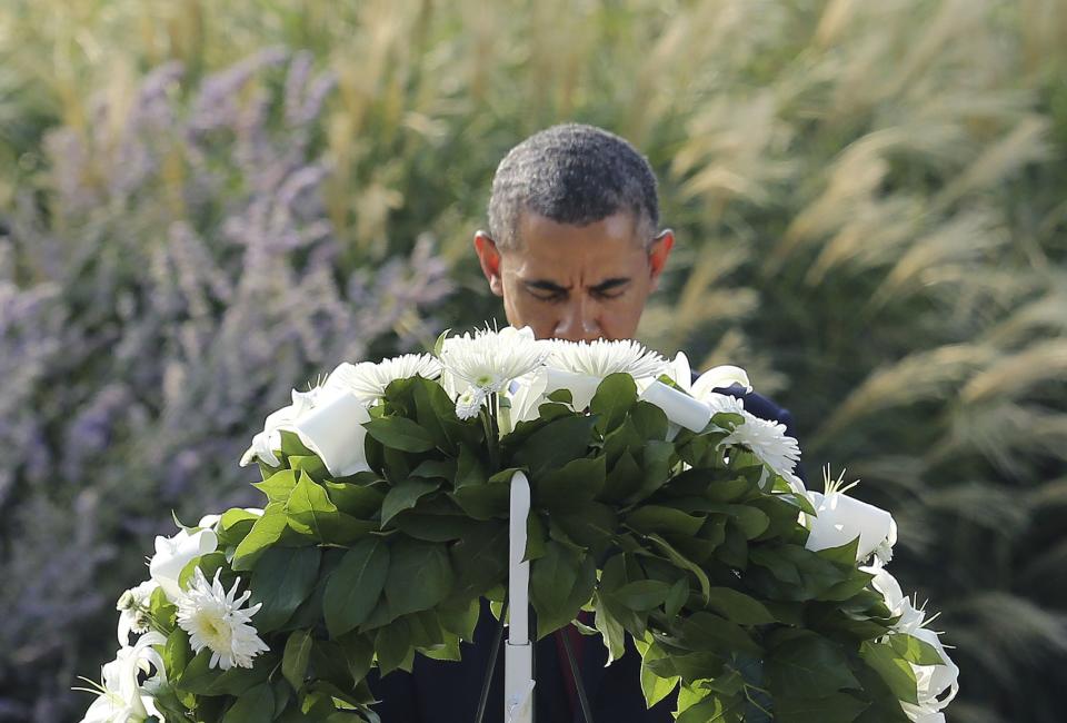 U.S. President Barack Obama lays a wreath before remembrance ceremonies for 9/11 victims at the Pentagon 9/11 Memorial in Washington September 11, 2013. (REUTERS/Gary Cameron)