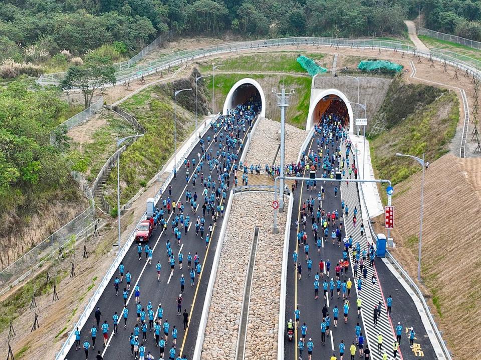 數千跑者開箱國道四號豐潭段，其中必須穿越隧道。（圖：立委江啟臣服務處提供）