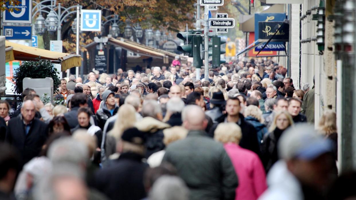 Deutschland hat in diesem Jahr bereits über 520 Milliarden Euro an Steuern eingenommen - davon sollen die Bürger etwas abbekommen, fordert der Steuerzahlerbund. Foto: Martin Gerten/Archiv