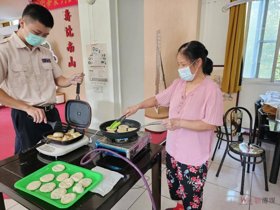 ▲彰化榮家辦理DIY活動，邀請在鹿港傳統市場販售、饒富經驗的陳碧葉至榮家教導，許多長輩說，口感隱藏濃濃眷村味。（圖／記者陳雅芳攝，2023.09.03）