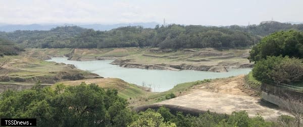 永和山水庫有效蓄水量三五五點四萬噸，目前蓄水率只剩百分之十一點八，諾大的水庫看起來像個小池塘。（記者江乾松攝）