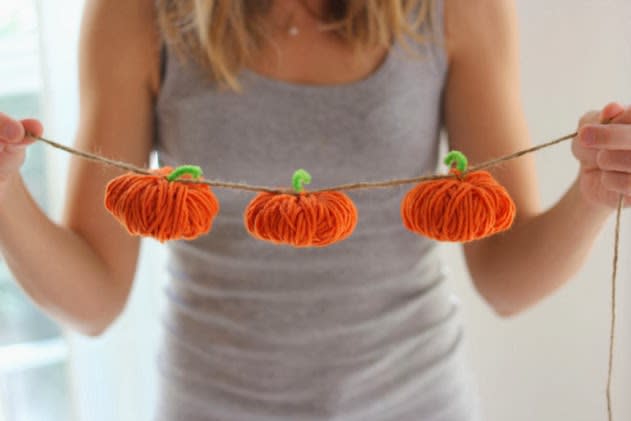 yarn pumpkins halloween crafts for kids (Design Improvised )