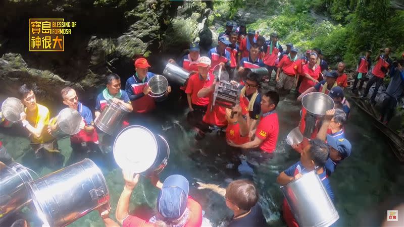 台南東門龍山殿白王爺手轎指示取午時水。（圖／寶島神很大）